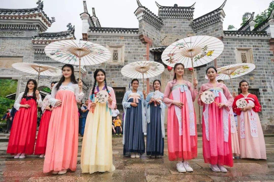 成都4萬年輕人開網(wǎng)店賣漢服_漢服怎么突然非?；鸨?？